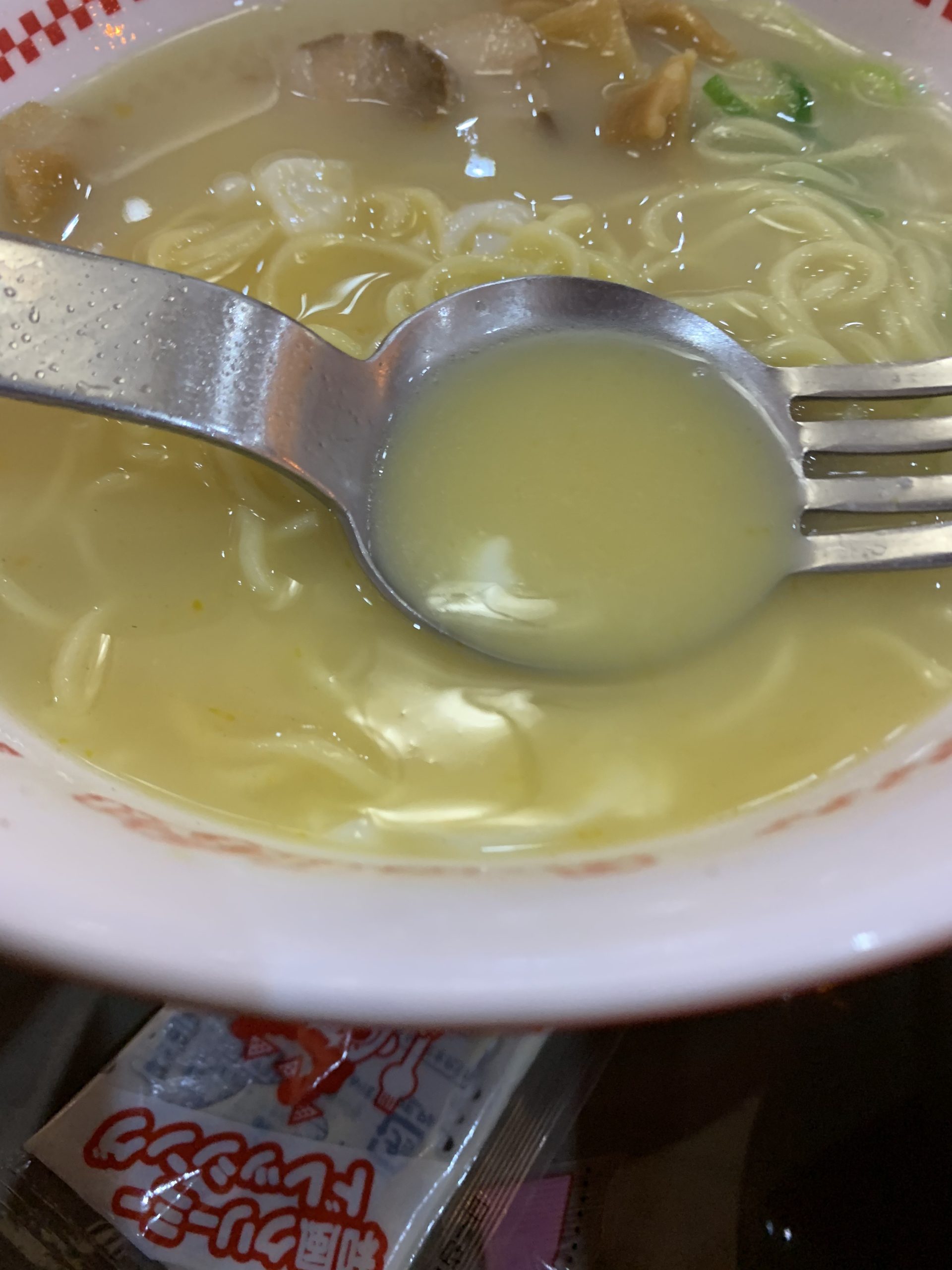 玉子がとろけたスガキヤ特性ラーメンのスープ